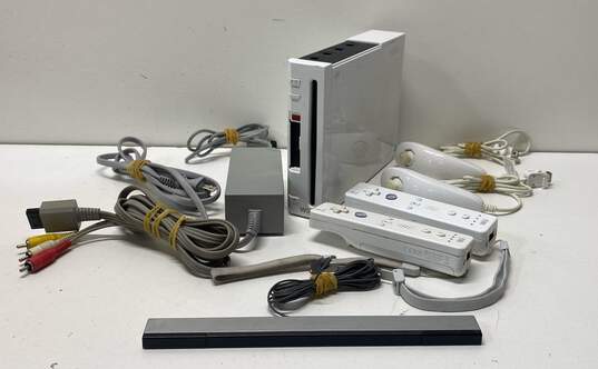Nintendo Wii Console W/ Accessories image number 1