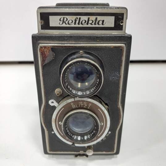 Four vintage cameras image number 2