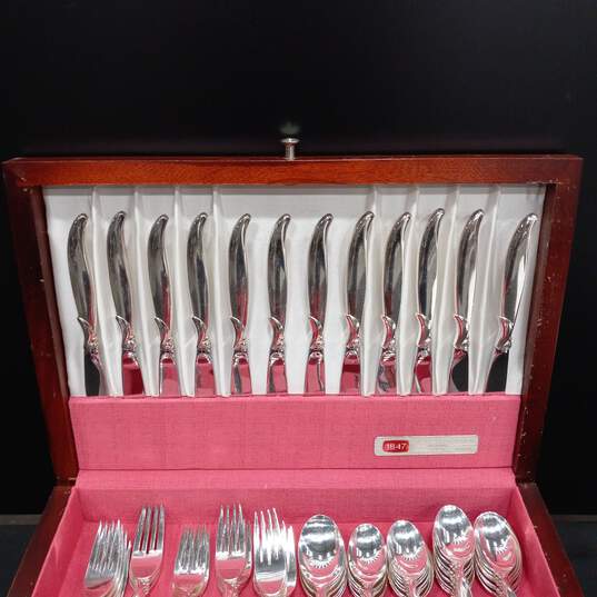 1847 Rogers Bros America's Finest Silverplate Flatware Set In Tarnish-Resisting Chest image number 2