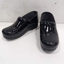 Dansko Women's Black Shiny Leather Clogs Size (EU 38)