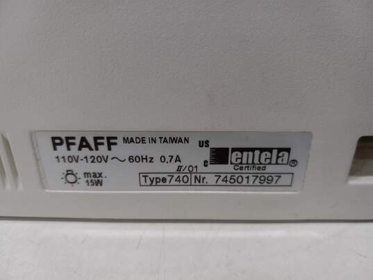 White Pfaff Model 1020 Sewing Machine W/Pedal FOR PARTS or REPAIR image number 7