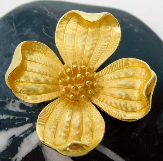 Vintage Crown Trifari Brushed Gold Tone Flower Brooch 11.5g image number 3