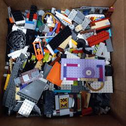 Bundle of 5.5lbs of Assorted Lego Building Bricks