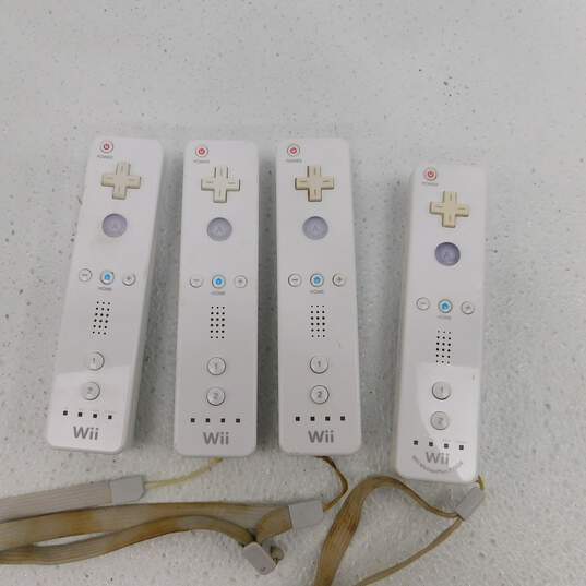 Nintendo Wii w/4 Games and w/4 Controllers MW3 image number 5