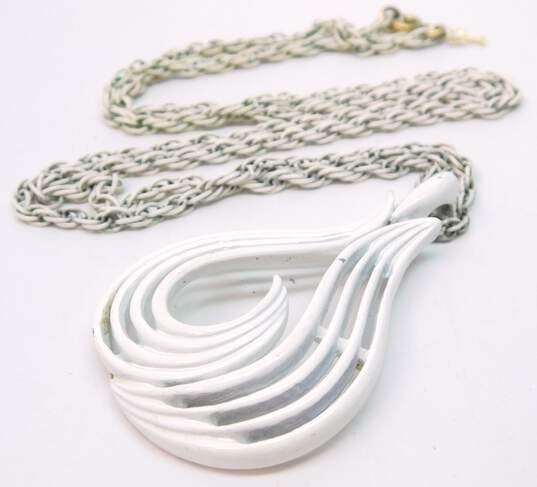 Vintage Crown Trifari Goldtone White Enamel MCM Swirl Teardrop Pendant Chain Necklace 29g image number 4