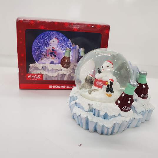 Coca-Cola LED Snowglobe Polar Party image number 1
