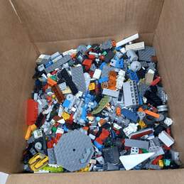 9lb Bulk of Assorted Building Blocks and Pieces
