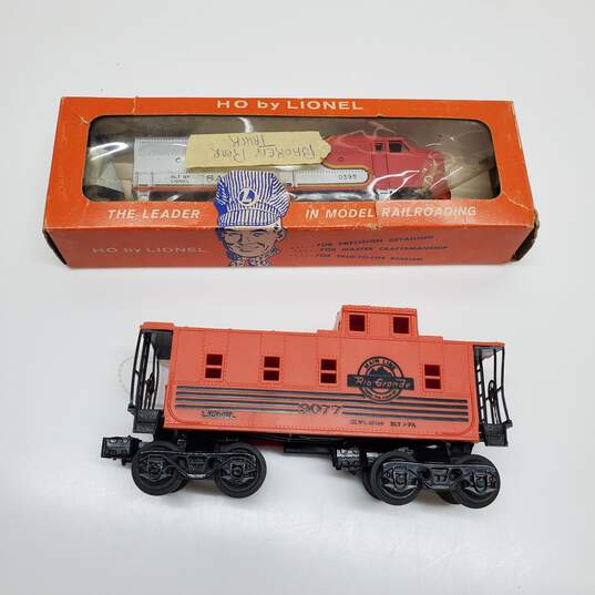 Lot of 2 Lionel Model Trains - 1 Santa Fe engine in box - Untested image number 1