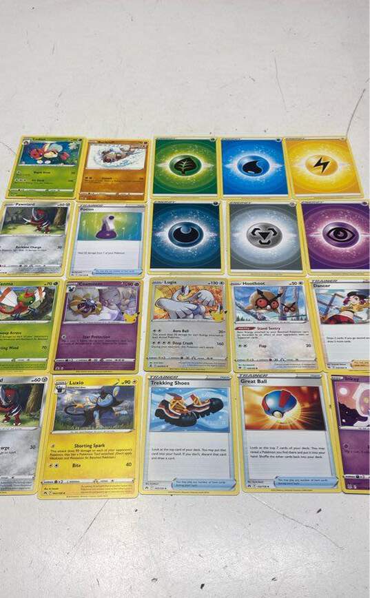 Assorted Pokémon TCG Common, Uncommon and Rare Trading Cards (685 Cards) image number 3