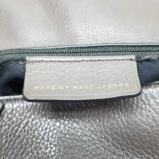 AUTHENTICATED Marc by Marc Jacobs Gray Leather Foldover Crossbody Bag image number 5