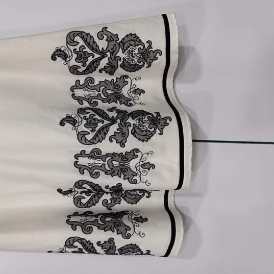 Women's White House Black Market Embroidered Skirt Size 4 image number 3