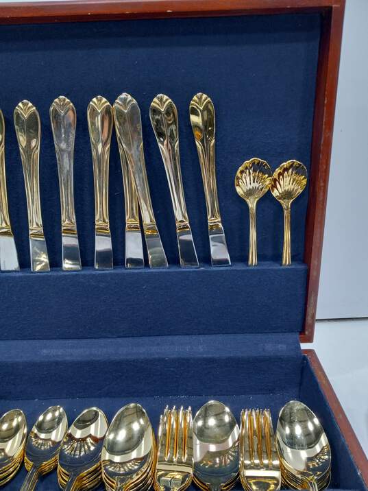 Hampton Silversmiths Gold/Silver Toned Flatware Set in Wooden Case image number 6