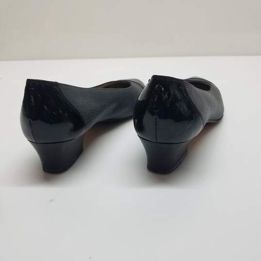 AUTHENTICATED Salvatore Ferragamo Gray Textured Leather Cap Toe Heels Size 6.5 image number 4