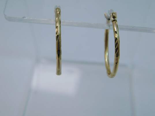 14K Yellow Gold Textured Hoop Earrings 1.0g image number 4