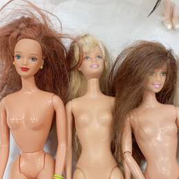 Bundle of Assorted Barbie Dolls alternative image