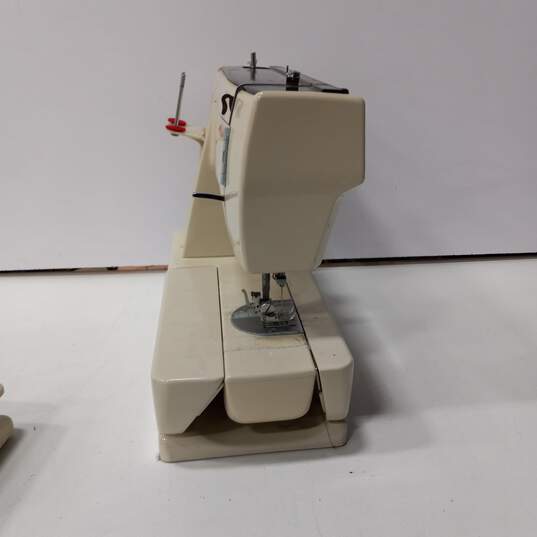 Montgomery Wards UHT J 1980 Sewing Machine with Pedal image number 3