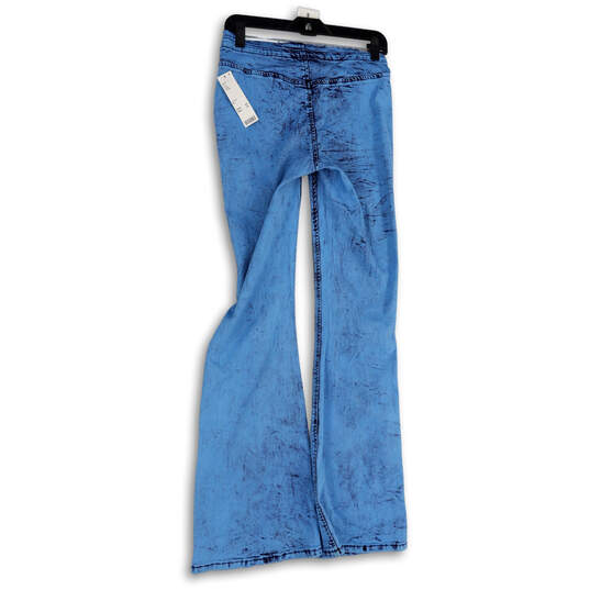 NWT Womens Blue Medium Wash Stretch Pull-On Denim Flared Leg Jeans Size 28 image number 2