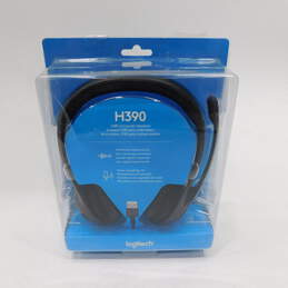 2 PC Headsets Wired Headphones W/ Mic Logitech And Hyper X alternative image