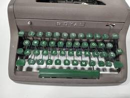 Royal Quiet De Luxe Typewriter For Parts/Repair alternative image
