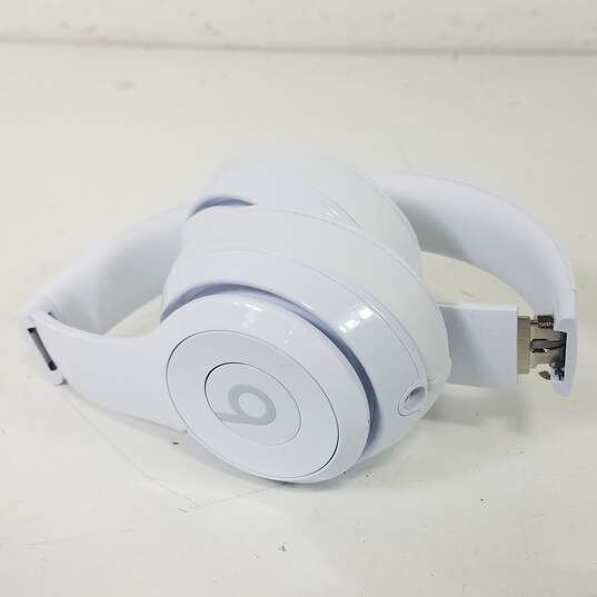 Beats Solo 3 Wireless Headphones with Case image number 6