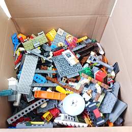 8.95lb Bundle of Assorted Lego Building Bricks, Blocks and Pieces alternative image