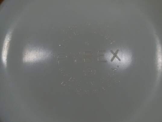 2 Pyrex Mixing Bowls 4 Qts & 2.5 Qts image number 8
