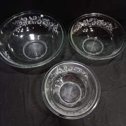 Set Of 3 Transparent White Floral Pattern Pyrex Kitchen Bowls alternative image