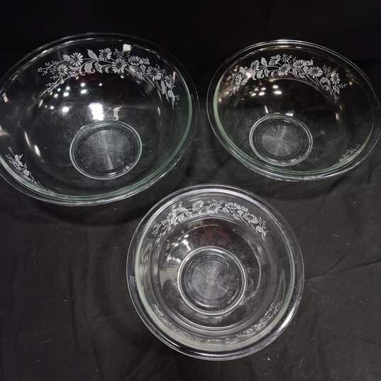 Set Of 3 Transparent White Floral Pattern Pyrex Kitchen Bowls image number 2