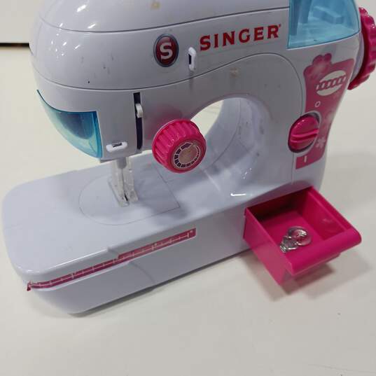 Singer Miniature Childs Sewing Machine image number 4