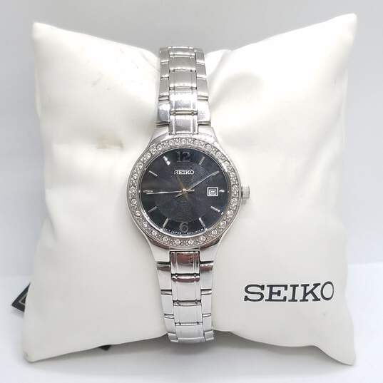 Seiko 6N22-0000 28mm WR Black Dial Swarovski Elements Date Watch 56.0g image number 2