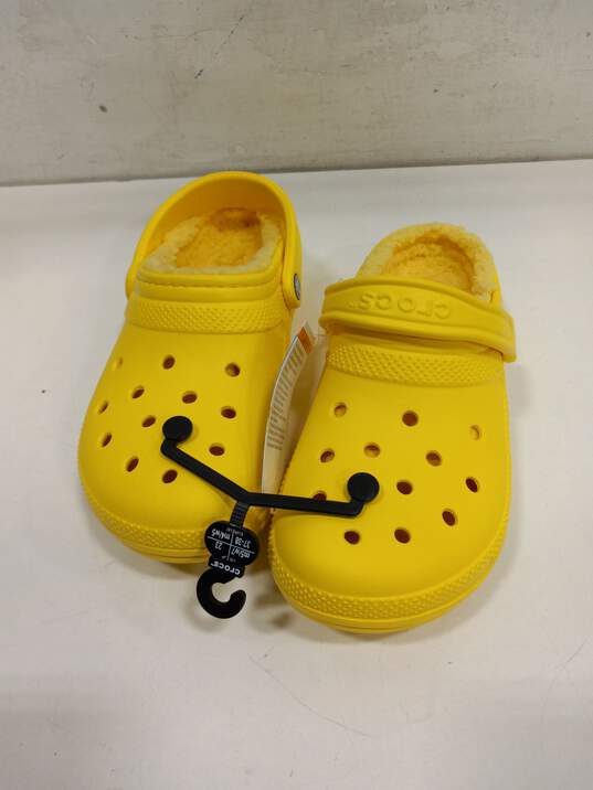 Unisex Yellow Crocs Shoes Size 5/7 New With Tag image number 1