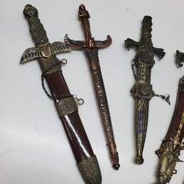 Lot of 5 Cosplay Daggers and Knives alternative image