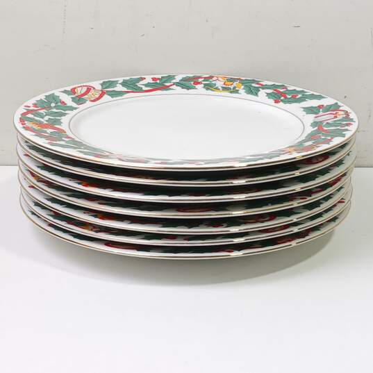 Vintage 7 Royal Majestic China Dinner Plates image number 1