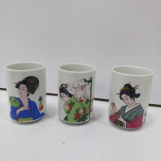 Set of 5 Japanese Geisha Design Porcelain Geisha Sake/Tea Cups image number 5