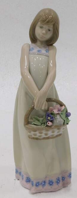 Lladro 5605 Floral Girl Holding A Basket Of Flowers Figurine