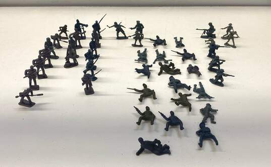 Box of Assorted Plastic Army Figures image number 3