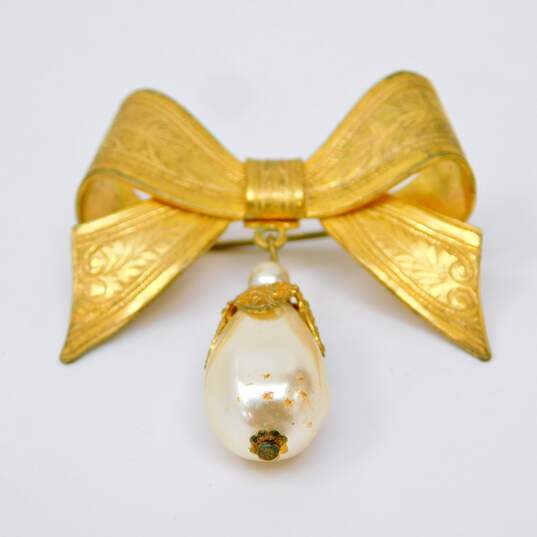 Vintage Miriam Haskell Gone Faux Pearl Etched Bow Brooch 13.0g image number 2