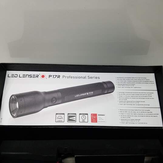 LED Lenser P17R Professional Series Flashlight 400 Lumens image number 4