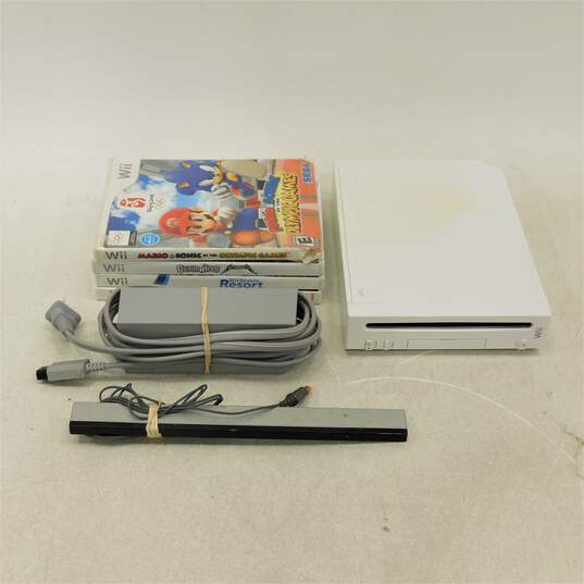 Nintendo Wii with 4 Games image number 1