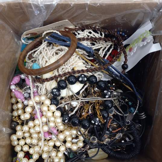 6.8lb Bulk of Assorted Costume Jewelry image number 1
