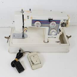 Good Housekeeper Sewing Machine with Cover Hood alternative image