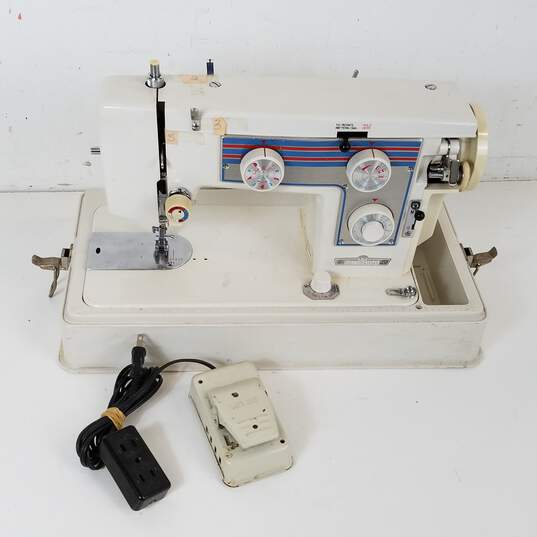 Good Housekeeper Sewing Machine with Cover Hood image number 2