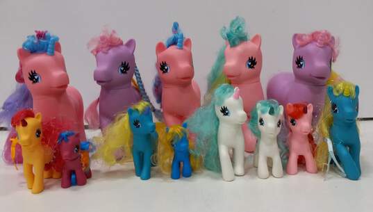 Bundle of 13 Assorted Off-Brand Plastic Horse Toys image number 1