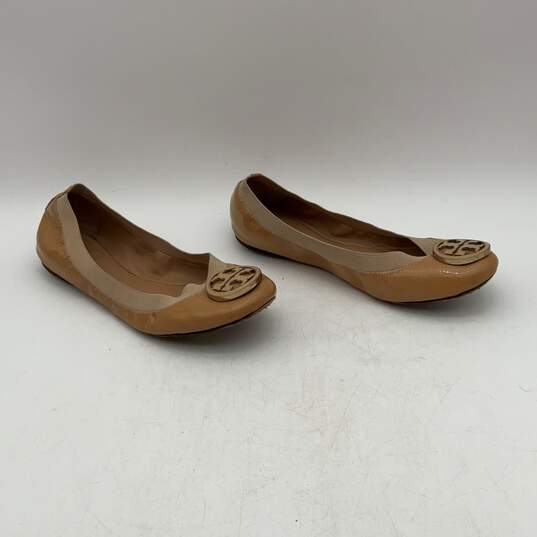 Tory Burch Womens Nude Gold Monogram Round Toe Slip On Ballet Flats Size 8.5 image number 3