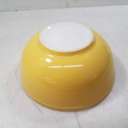 Pyrex Yellow Mixing Bowl 10 in. image number 2