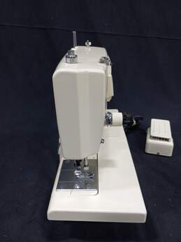 Kenmore Electric Sewing Machine 158.1340281 alternative image