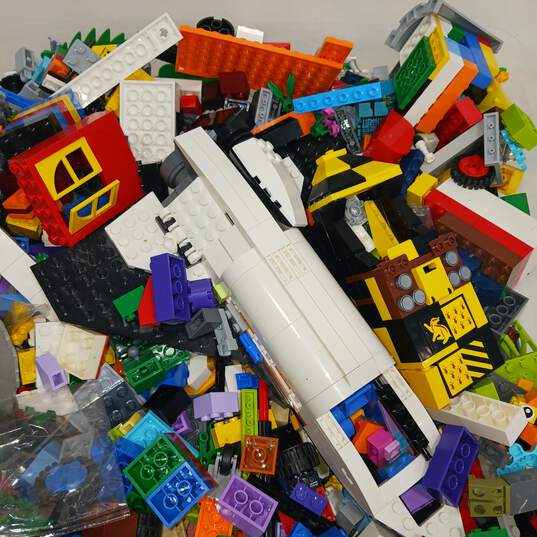 8.5lb Lot of Mixed Variety Building Blocks and Pieces image number 3