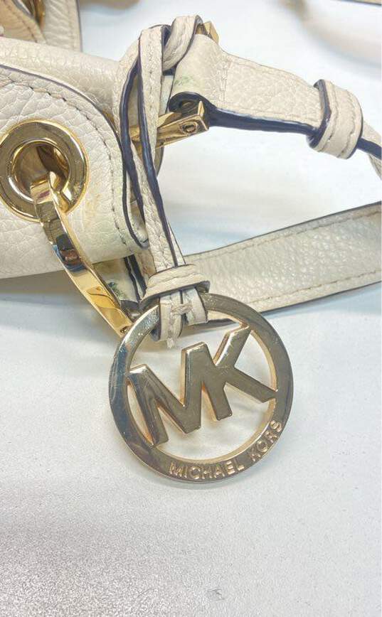 Michael Kors Beige Leather Drawstring Hobo Tote Bag image number 6