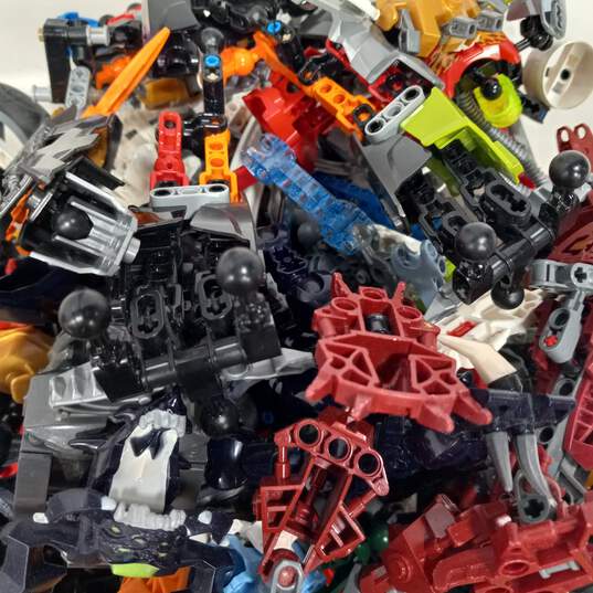 10.5lb Bundle of Assorted Bionicle Pieces and Parts image number 3