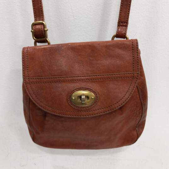 Women's Brown Fossil Leather Shoulder Bag Purse image number 1